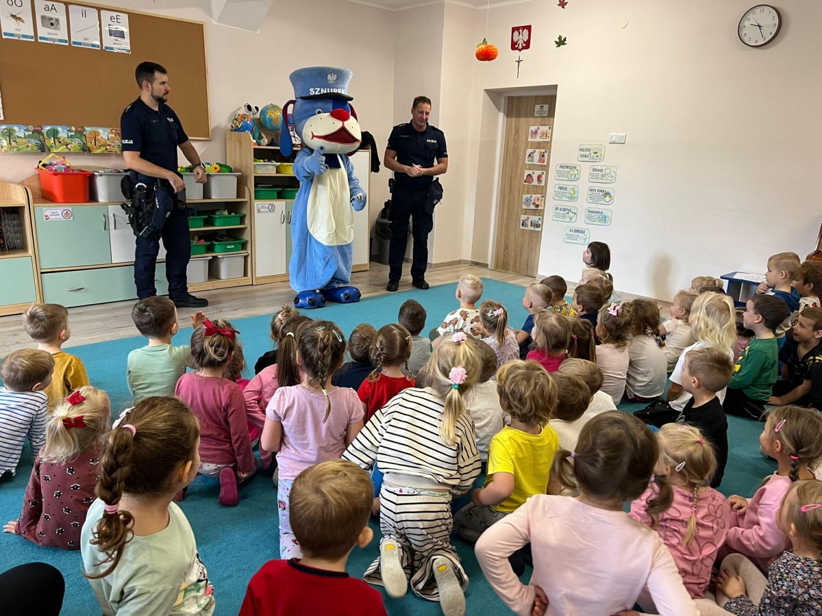 Wizyta Rybnickich Policjantów w przedszkolu - pogadanka na temat bezpieczeństwa na drodze