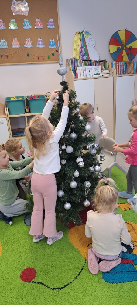 Wspólnie strojenie choinki